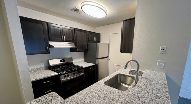Newly Renovated Kitchen - Meadowood Park of Wixom