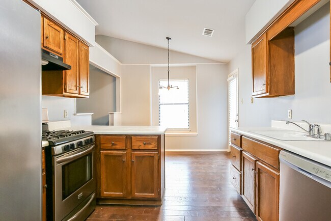Building Photo - Adorable 3 Bedroom