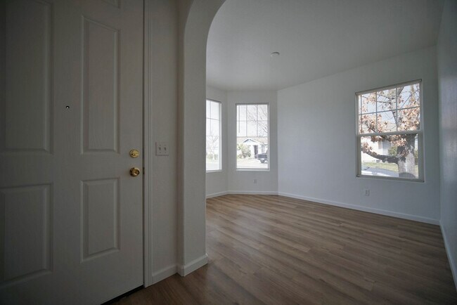 Foto del edificio - Beautiful 4 bedroom 2 bathroom home