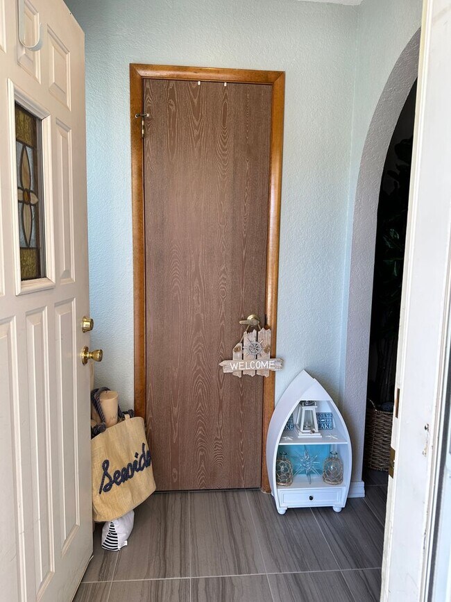 Building Photo - Furnished Winter 4 month minimum Available...