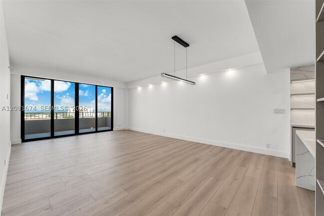 Foto del edificio - 251 Crandon Blvd
