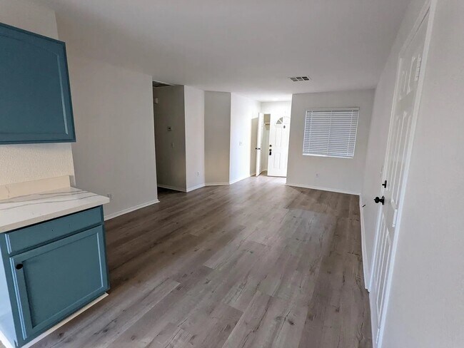 Foto del edificio - 7154 Barberry Ave