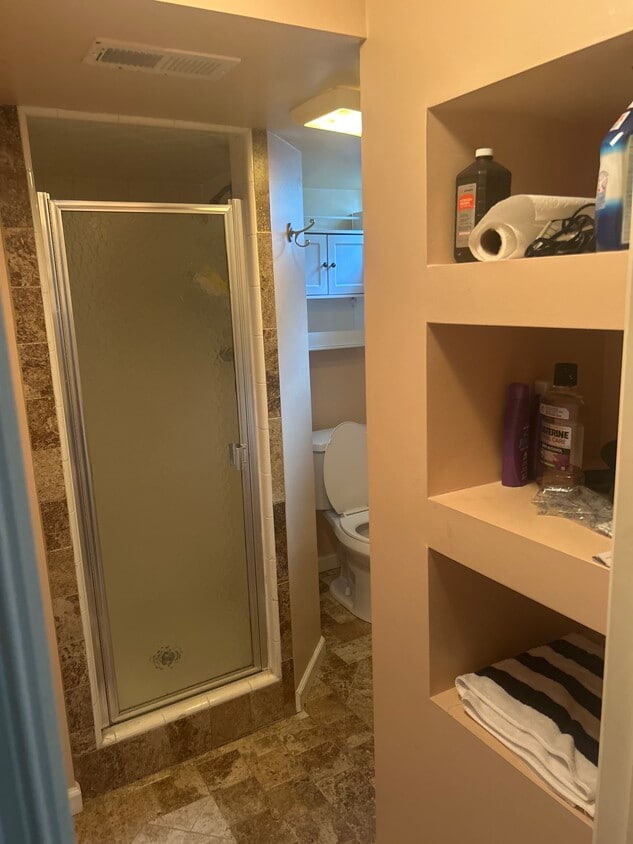 Private bath - 1102 Young Pl