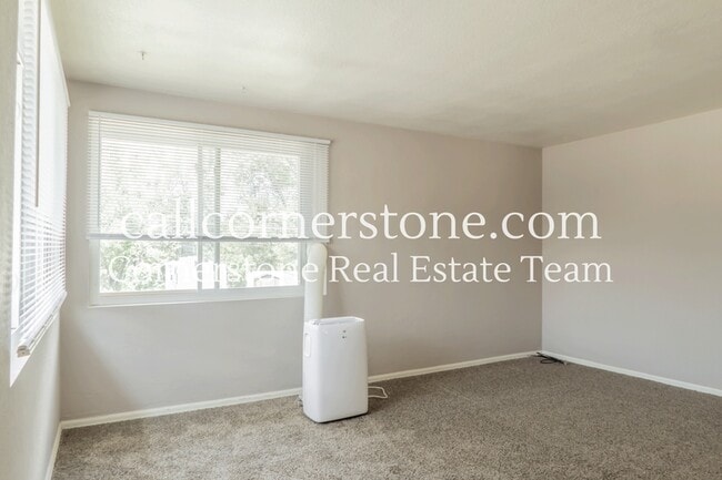 Building Photo - 1410 Custer Ave