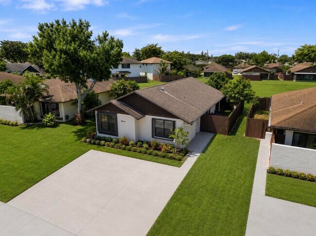 Building Photo - 5330 Mendoza St