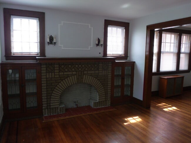 Building Photo - 807 Schuyler Ave