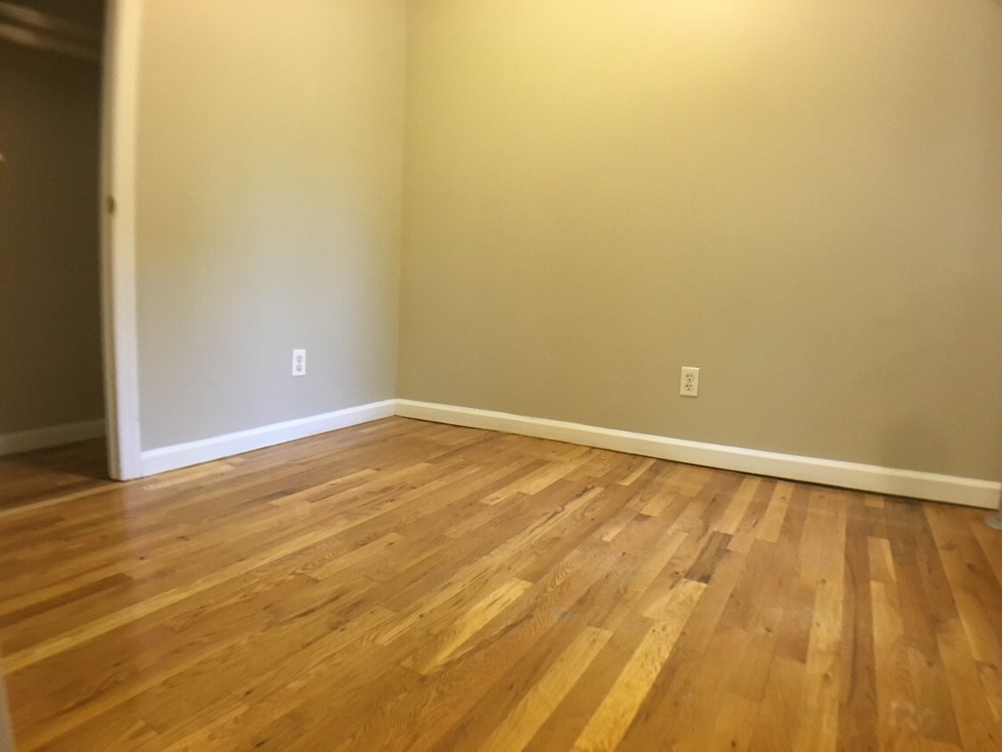Foto principal - 411 E 70th St