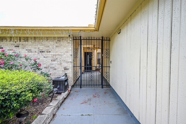 Foto del edificio - 14431 Royal Hill Dr
