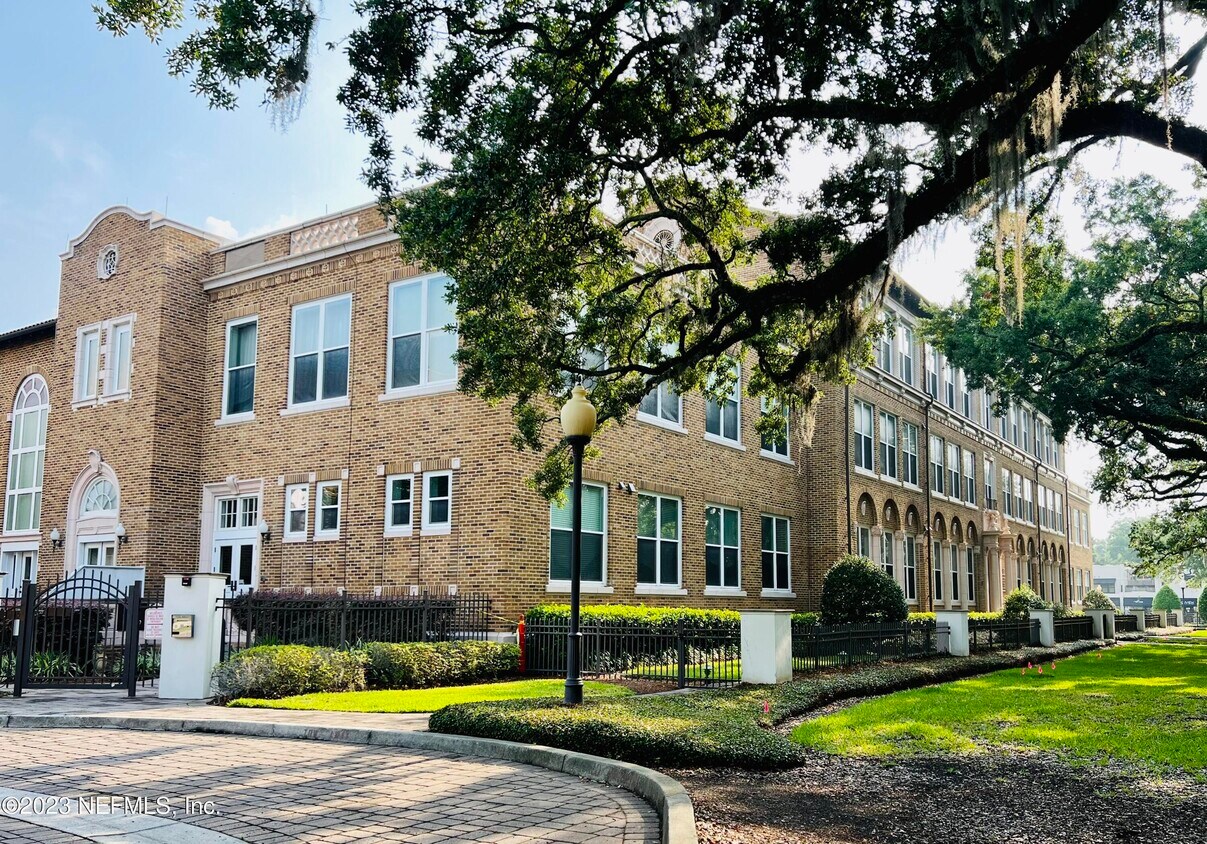 Foto principal - 2525 College St