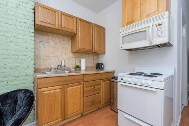 Building Photo - Beautiful studio in south st available Aug...