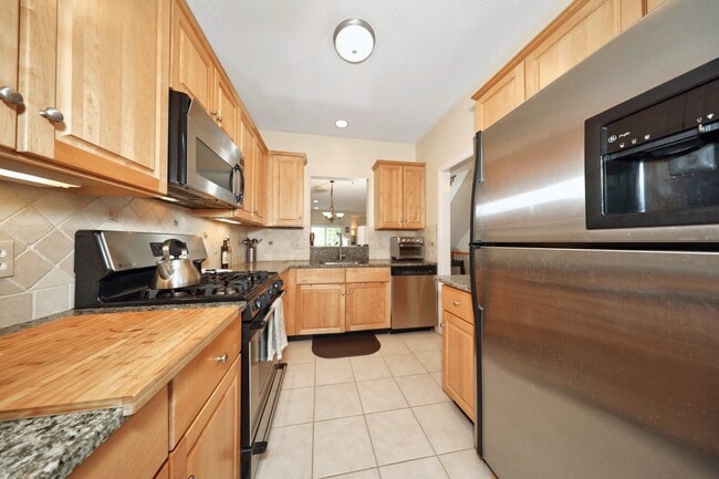 Kitchen - 39 Ives St