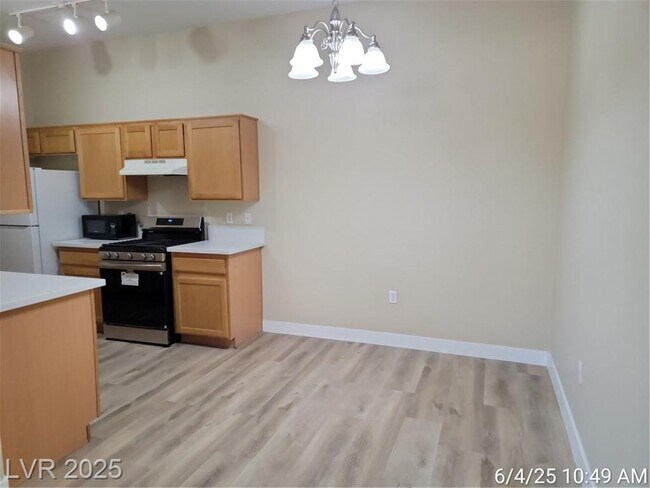 Building Photo - GORGEOUS SW 1st FLOOR UNIT IN GATED COMMUN...