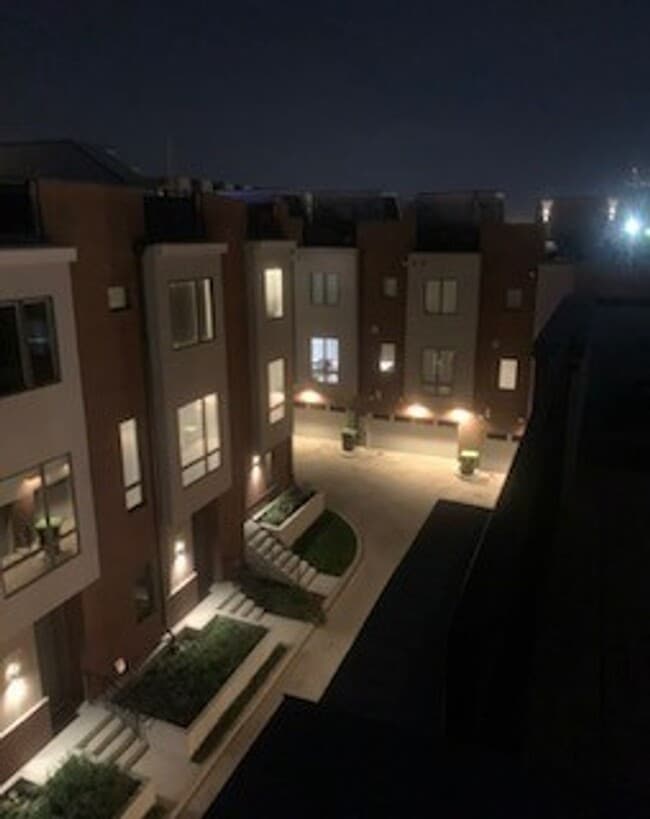 Foto del edificio - Stunning 3BE/3.5BA brownstone in the heart...