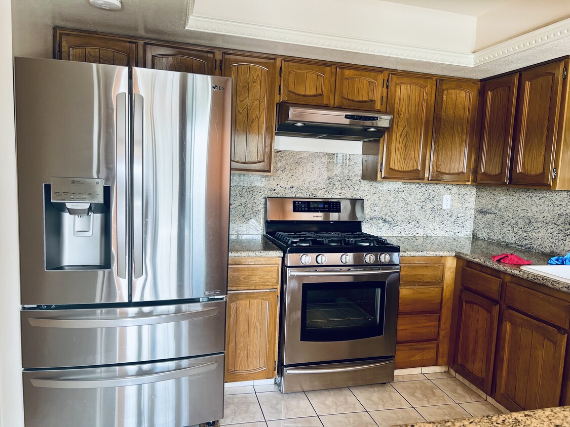 Primary Photo - 635 E Elmwood Ave