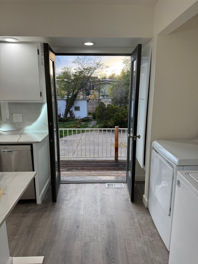 Building Photo - 2767 Lakeside Dr