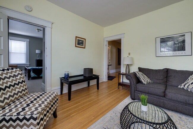 Foto del edificio - Stylish Downtown Apartment with a Private Oasis and Pool Retreat!