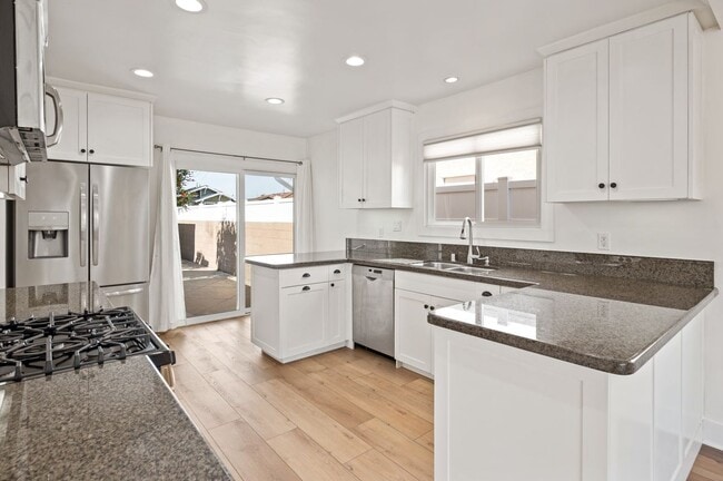 Building Photo - 413 N Paulina Ave