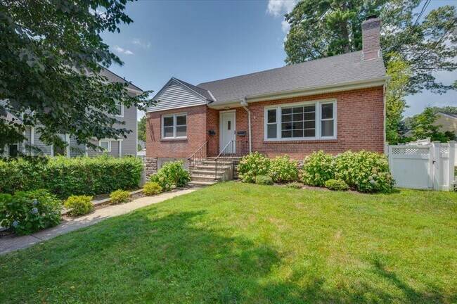 Building Photo - 714 Forest Ave