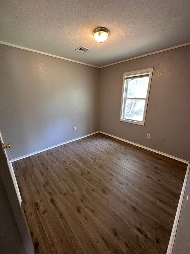 Building Photo - $895- 2 bed 1 bath - Accepting Housing Vou...