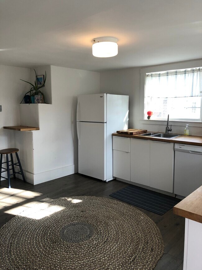 Building Photo - 33 Elm St