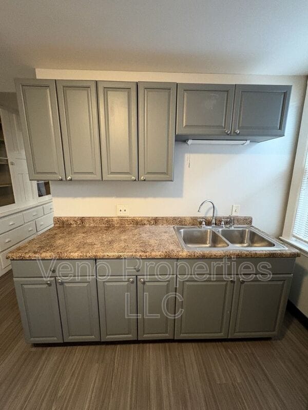 Building Photo - 1075 Park Ave