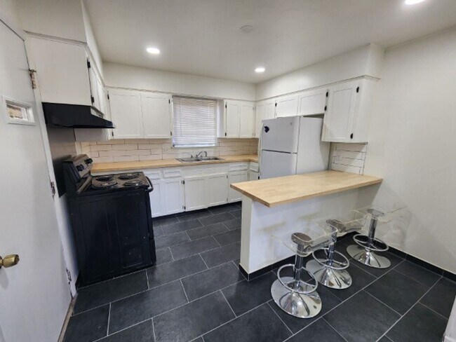 Foto del edificio - Welcome Home to 1715 Martin Luther King - *Move in Special - $0 Deposit option* - Please read the...