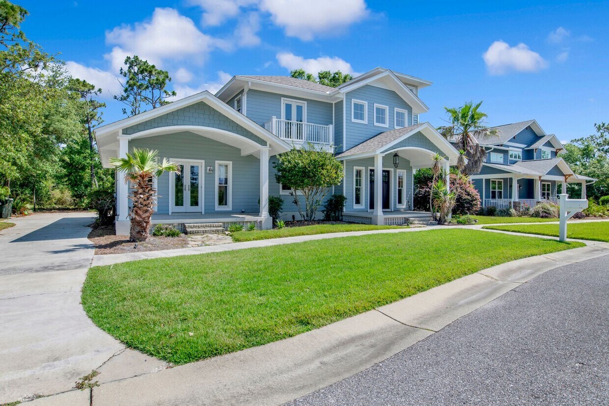 Foto principal - Sprawling Pensacola home close to NAS Pens...