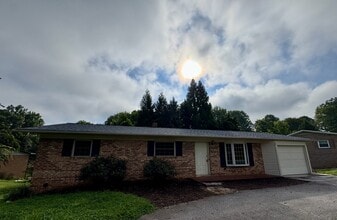 Building Photo - 1412 Westwood Ln