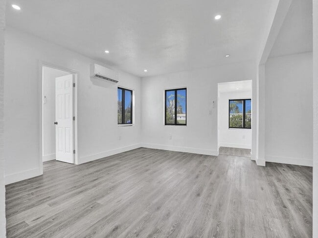 Building Photo - 940 SW 28th St