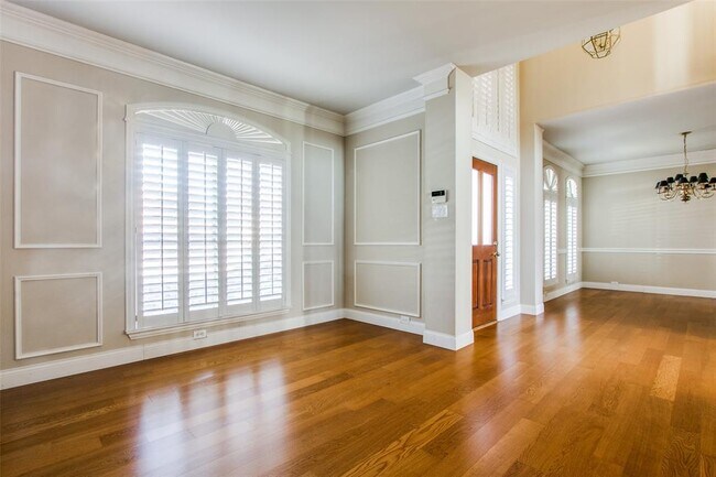 Building Photo - 206 Chinaberry Way