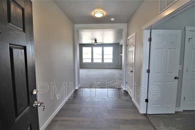 Foto del edificio - 13448 Deodar St