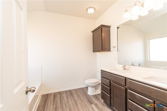 Building Photo - 303 Saddleback Trl