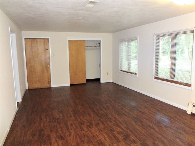 Foto del edificio - 2 Bed, 2 Bath Apartment off University Ave. w/ Hardwood Flooring