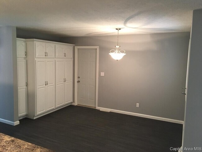 Foto del edificio - Beautiful 3 Bedroom Mid Century Modern Home Near Lake Springfield $1750.00