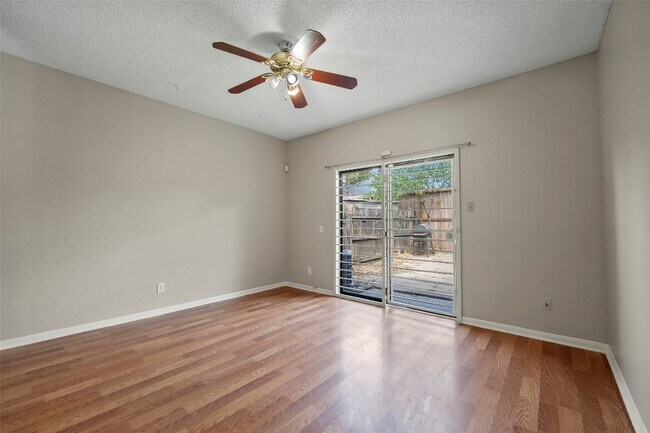 Foto del edificio - 7120 Deer Creek Ct