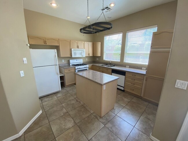 Building Photo - Beautiful one story 3 bed/2 bath home loca...