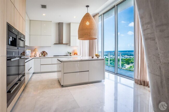 Foto del edificio - 2675 S Bayshore Dr