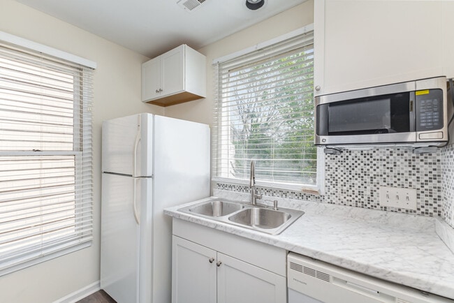 Foto del edificio - 1101 E Morehead St