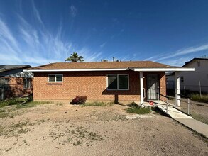 Building Photo - 333 E Linden St