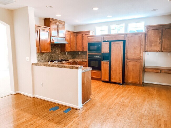 Building Photo - Executive Home in Dublin Available!