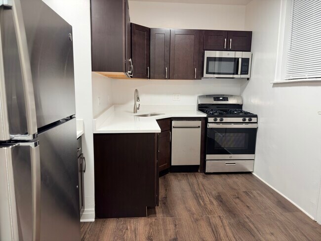 Foto del edificio - 635 W Roscoe St