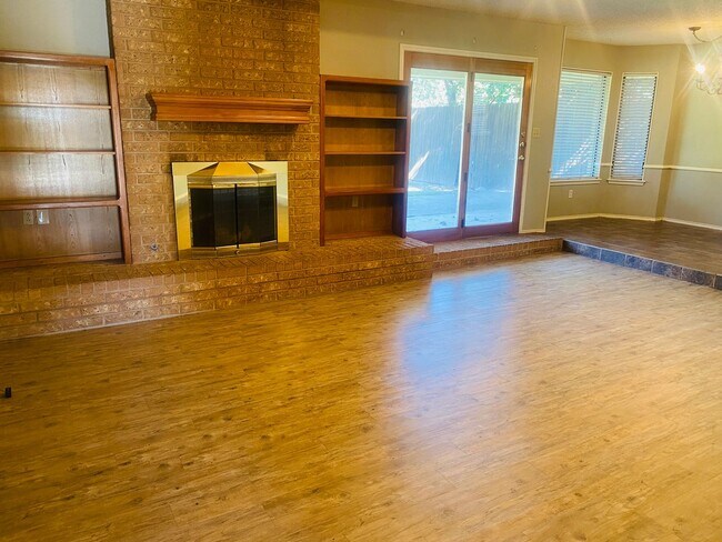 Foto del edificio - 3 bed 2 bath 2 car garage! Self Showing