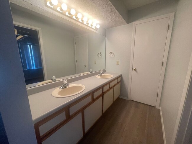 Foto del edificio - Nice 1 Bedroom 1 Bath Unfurnished Condo Renovated