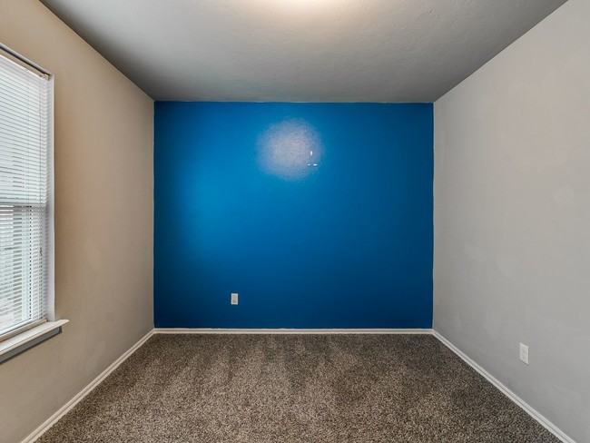 Building Photo - 10216 Hidden Village Drive