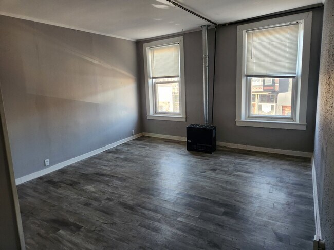 Foto del edificio - 8 E Railroad St