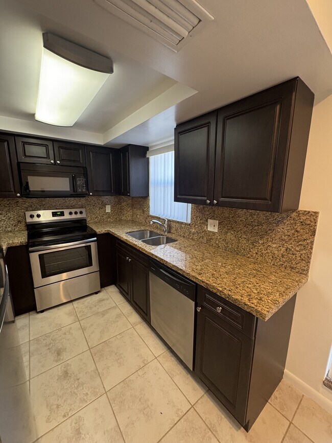 Foto del edificio - 3327 NW 101st Ave