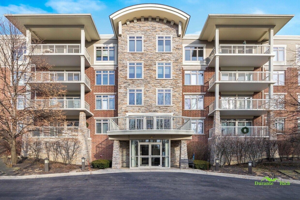 425 Benjamin Dr Unit 205, Vernon Hills, IL 60061 Condo for Rent in