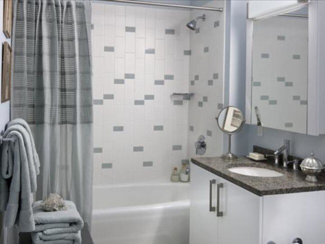 Building Photo - 323 W 38th St