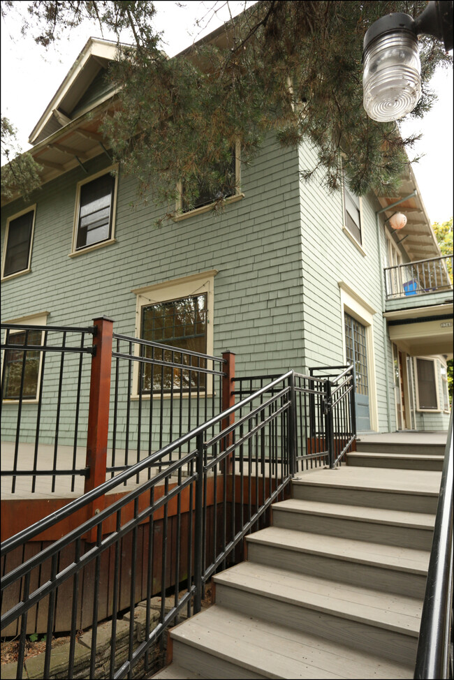 front entrance - 2341 NW Everett St