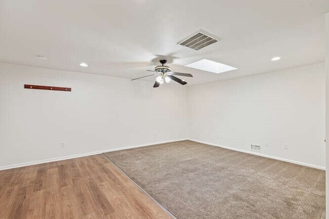 Foto del edificio - Super Cute 1 Bed, 1 Bath Carriage House!! ...